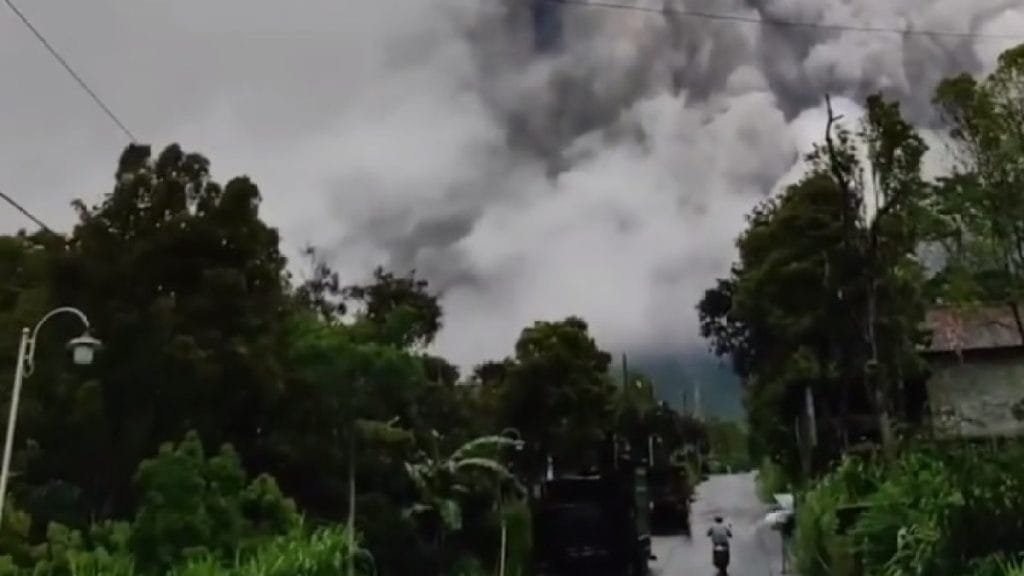 Indonesia’s Mount Merapi erupts, spewing ash into sky | Volcanoes ...